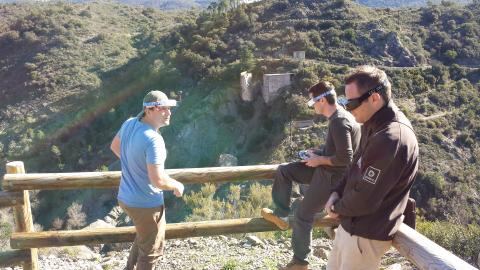 Vision de ce que filme la caméra du drone via des lunettes spécifiques