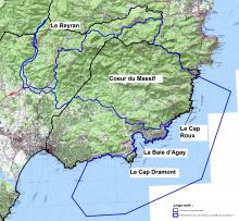 Divers phénomènes géologiques ont façonné avec le temps le paysage de ce massif volcanique aux contrastes saisissants. Entre la flamboyante rhyolite rouge et le bleu azur de la méditerranée, c’est toute une palette de couleurs qui se propose au visiteur. Son relief accidenté accentue ce contraste et lui confère des panoramas majestueux qui laissent entrevoir sa diversité et une richesse biologique exceptionnelle.
