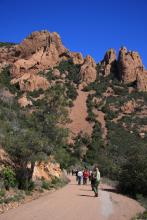 Randonnée pédestre face aux éboulis de l'Estérel